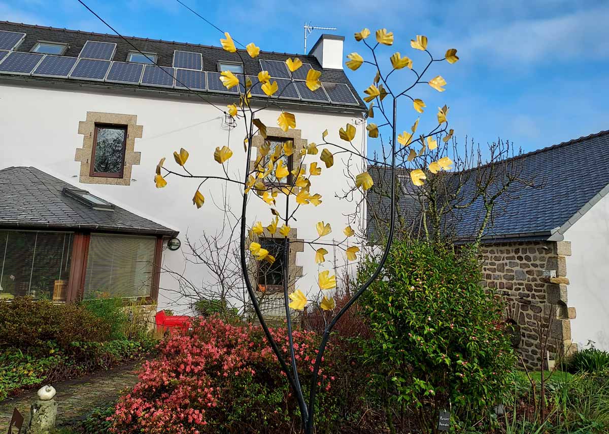 Objet du vent dans le jardin de la Maison d'hôtes Ti Ar Yer à Lattelou - Milizac, Finistère