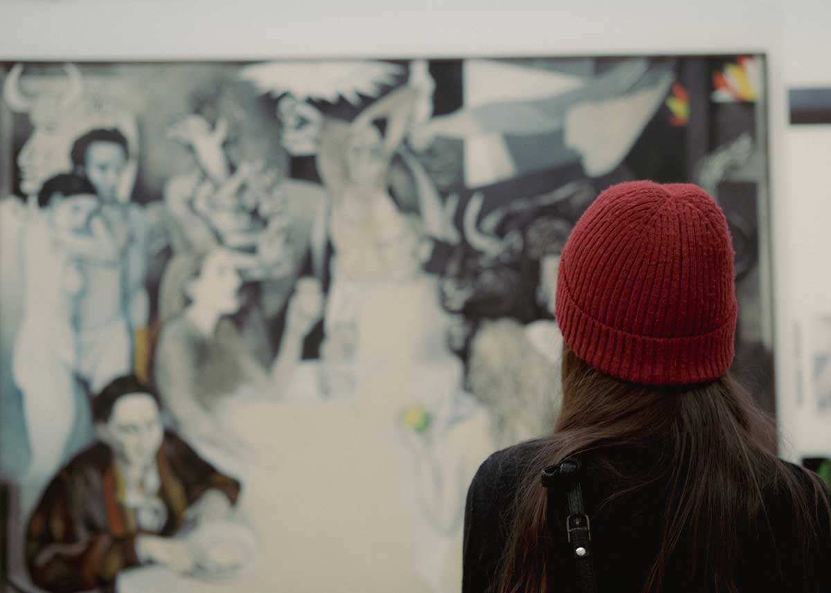 Visiteur contemplant un tableau dans un musée - Photo par Eugene Liashchevskyi - Unsplash