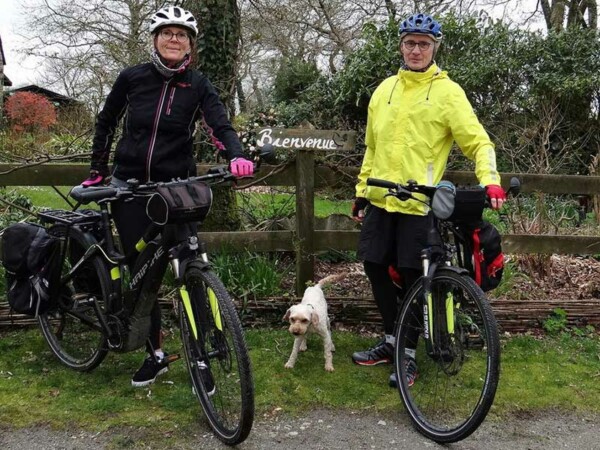 Cyclistes hébergés à la maison d'hôtes Ti Ar Yer qui est labellisée Accueil Vélo - Milizac-Guipronvel dans le Nord Finistère