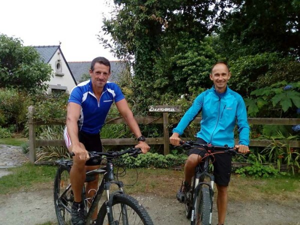 Cyclistes hébergés à la maison d'hôtes Ti Ar Yer qui est labellisée Accueil Vélo - Milizac-Guipronvel dans le Nord Finistère