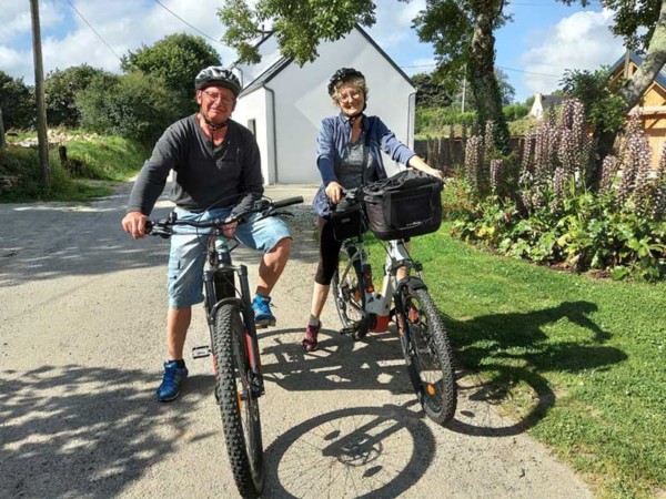 Cyclistes hébergés à la maison d'hôtes Ti Ar Yer qui est labellisée Accueil Vélo - Milizac-Guipronvel dans le Nord Finistère