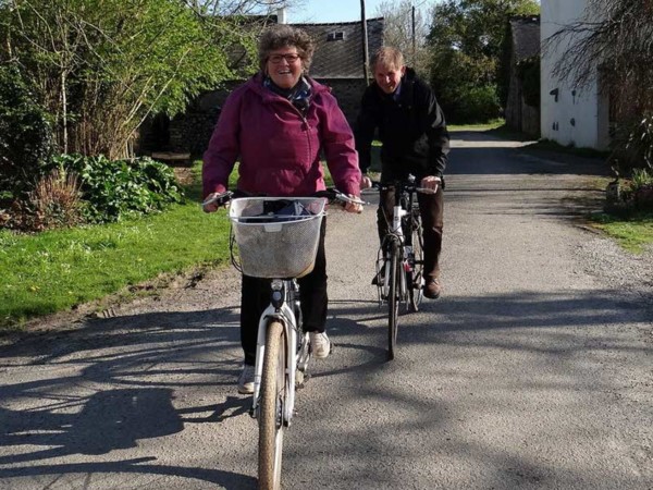 Cyclistes hébergés à la maison d'hôtes Ti Ar Yer qui est labellisée Accueil Vélo - Milizac-Guipronvel dans le Nord Finistère