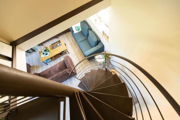 Salon vu de l'escalier - La Maison de Jean, gîte cosy entre terre et mer - Milizac, Finistère