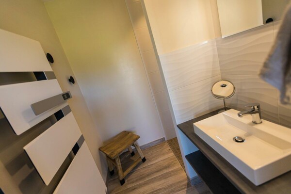 Salle de bain au rez-de-chaussée dans la Maison de Jean - Gîte cosy à Milizac